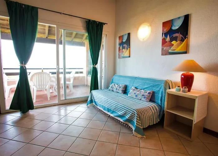 2 People - 150 M From De Sea -